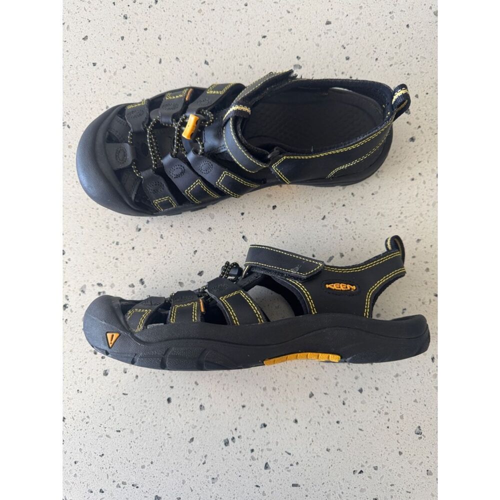 Keen Men’s Black Sandals Yellow Accents Waterproof Casual Sandals outdoor Size 6